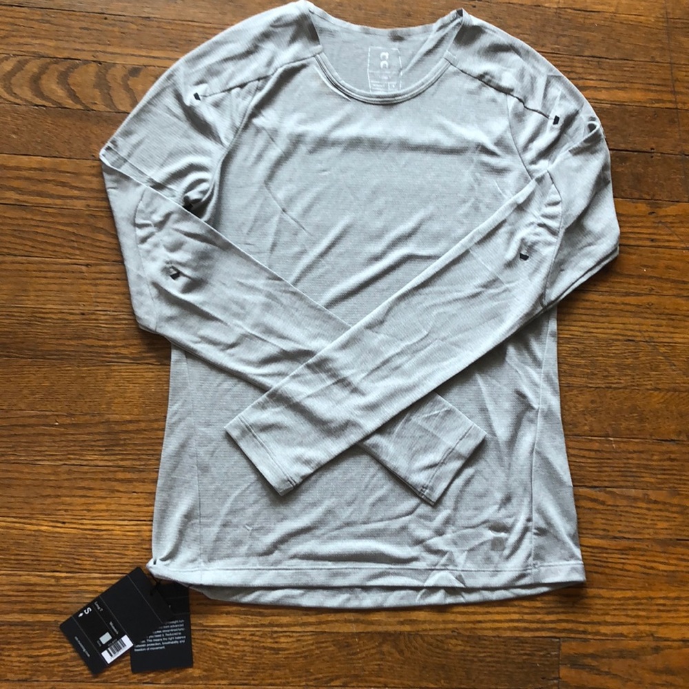 On lightweight Long-T in light grey, Small